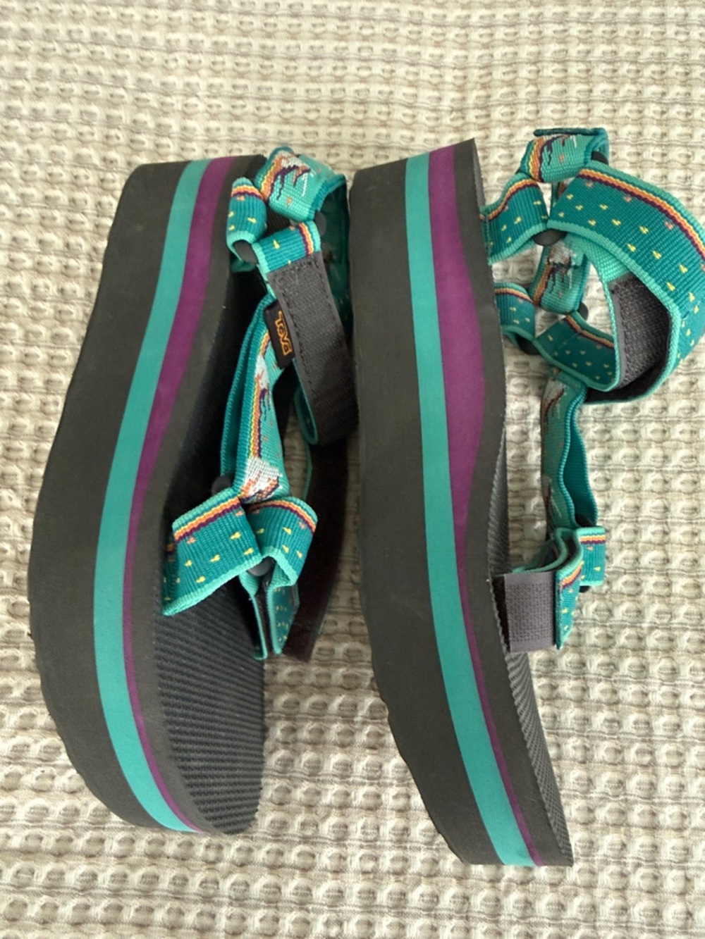 Teva women’s teal patterned sandals in size 7 - Picture 2 of 4